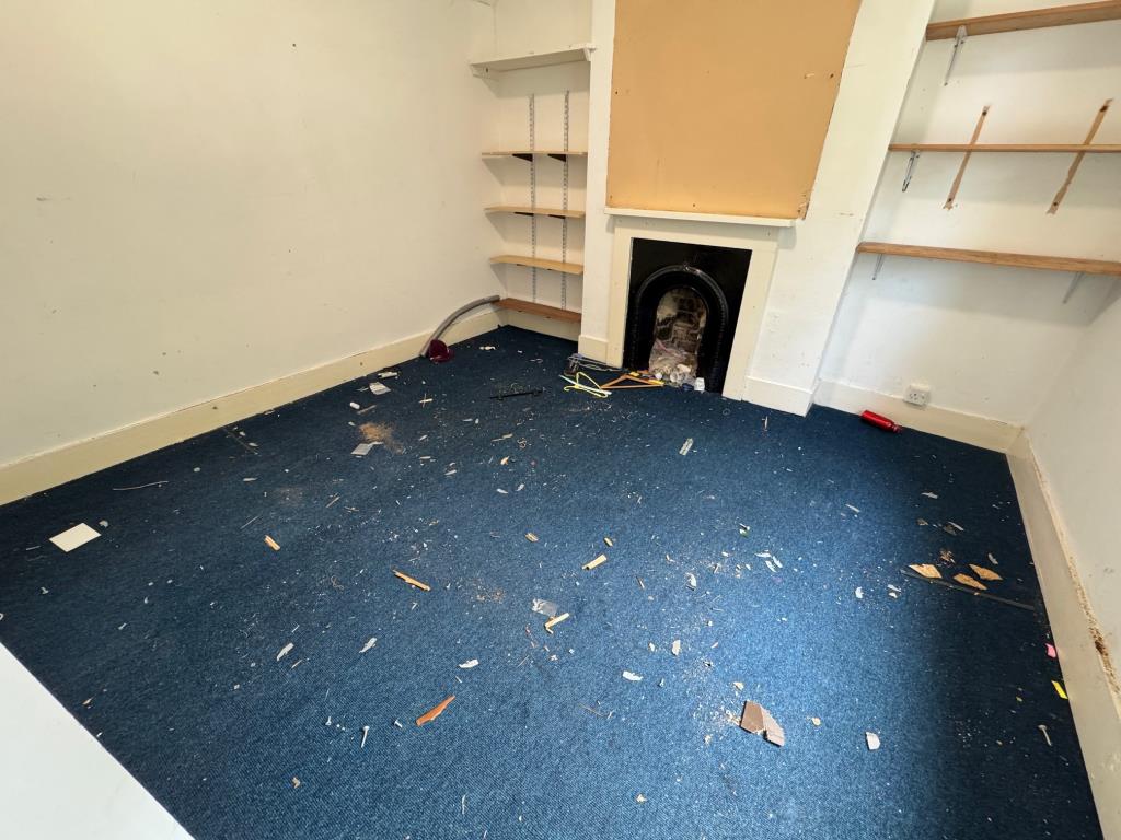 Lot: 43 - FREEHOLD COMMERCIAL PROPERTY WITH CONVERSION/REDEVELOPMENT POTENTIAL - First floor room 2